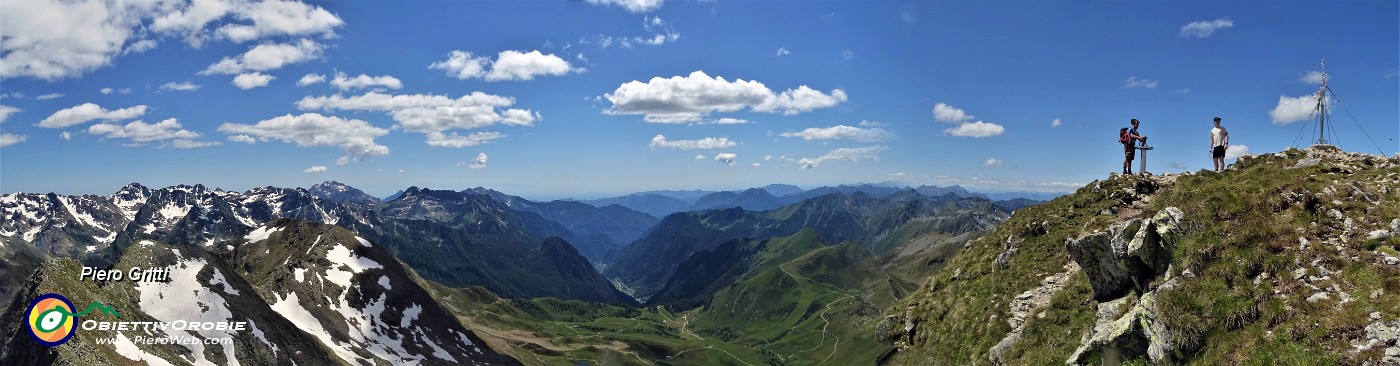47 Vista panoramica dalls vetta del Corno Stella verso valli e monti dell'Alta Val Brembana.jpg